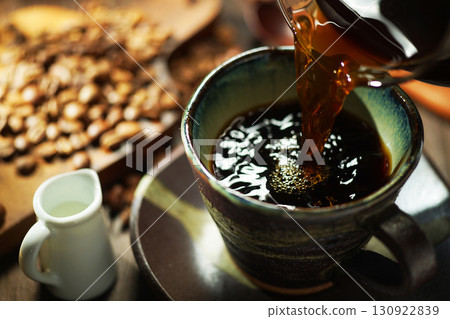 熱咖啡/咖啡倒入咖啡杯 130922839