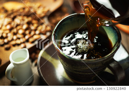 熱咖啡/咖啡倒入咖啡杯 熱咖啡/咖啡倒入咖啡杯 130922840