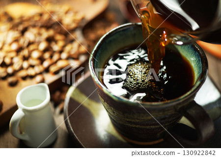 熱咖啡/咖啡倒入咖啡杯 130922842
