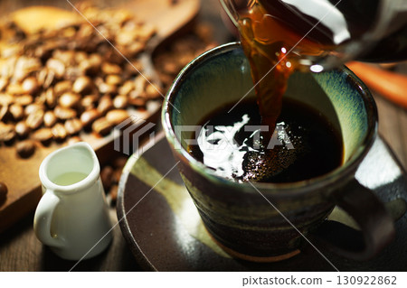 熱咖啡/咖啡倒入咖啡杯 130922862