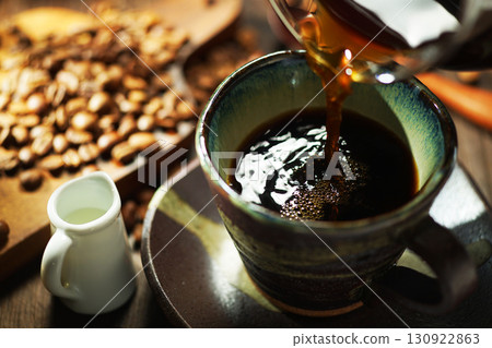 熱咖啡/咖啡倒入咖啡杯 熱咖啡/咖啡倒入咖啡杯 130922863