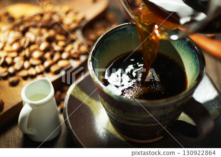 熱咖啡/咖啡倒入咖啡杯 熱咖啡/咖啡倒入咖啡杯 130922864