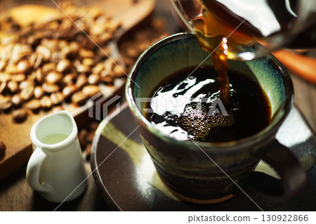 熱咖啡/咖啡倒入咖啡杯 熱咖啡/咖啡倒入咖啡杯 130922866