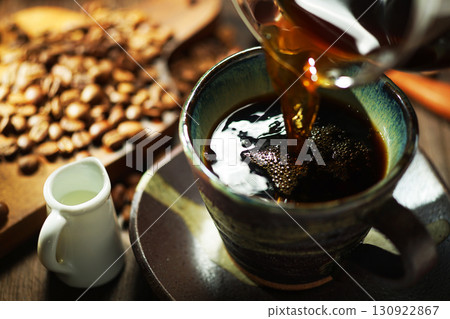 熱咖啡/咖啡倒入咖啡杯 130922867