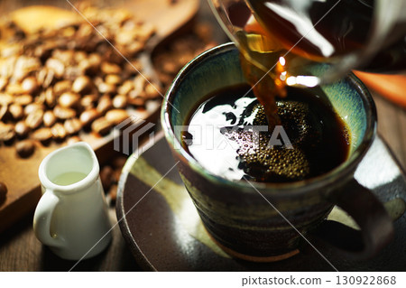 熱咖啡/咖啡倒入咖啡杯 130922868