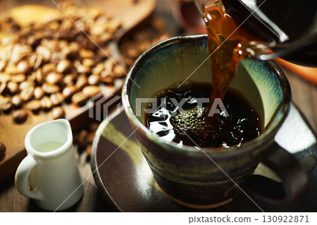 熱咖啡/咖啡倒入咖啡杯 130922871