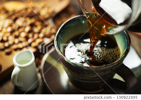 熱咖啡/咖啡倒入咖啡杯 熱咖啡/咖啡倒入咖啡杯 130922895