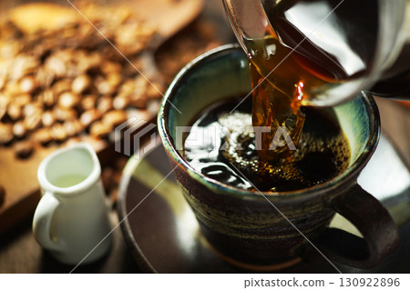熱咖啡/咖啡倒入咖啡杯 熱咖啡/咖啡倒入咖啡杯 130922896