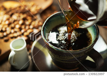 熱咖啡/咖啡倒入咖啡杯 熱咖啡/咖啡倒入咖啡杯 130922897