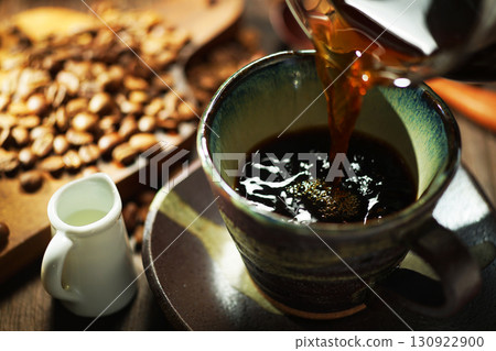 熱咖啡/咖啡倒入咖啡杯 熱咖啡/咖啡倒入咖啡杯 130922900