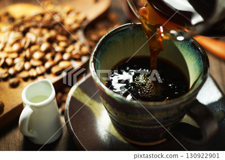 熱咖啡/咖啡倒入咖啡杯 熱咖啡/咖啡倒入咖啡杯 130922901