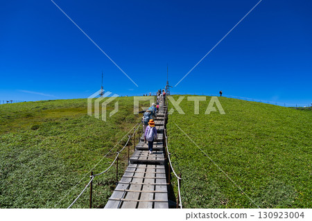 [Japan's 100 Famous Mountains] Mount Tsurugi, Heike no Baba in Midsummer, Miyoshi City, Tokushima Prefecture 130923004