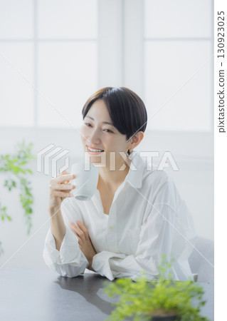 在客廳裡喝咖啡的中年女人 在客廳裡喝咖啡的中年女人 130923025