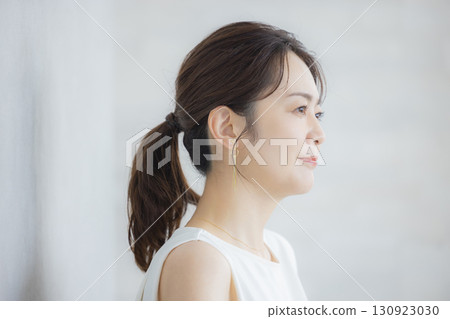 年輕女性的美麗形象 130923030