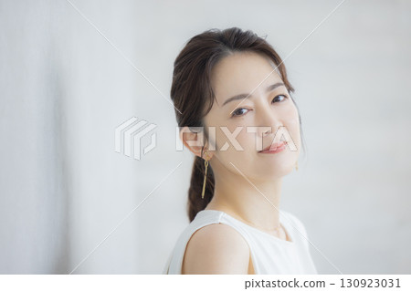 年輕女性的美麗形象 130923031