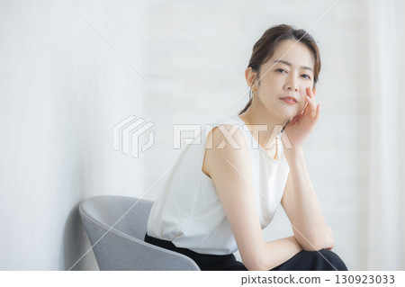 年輕女性的美麗形象 130923033