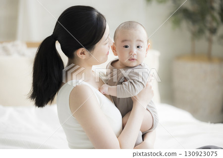 媽媽抱著一個嬰兒 130923075