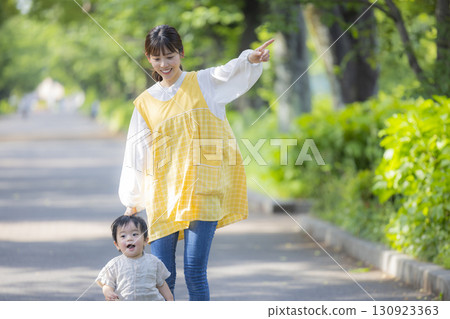 使用在一個新鮮的綠色公園的母親和兒子 使用在一個新鮮的綠色公園的母親和兒子 130923363