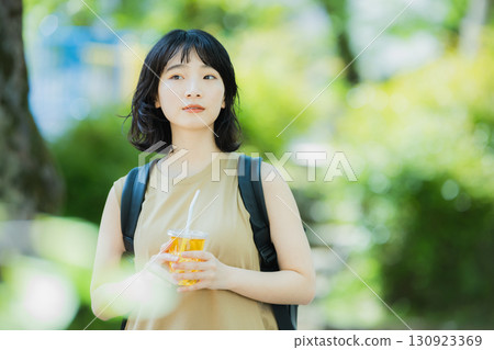 走在綠色的婦女 走在綠色的婦女 130923369