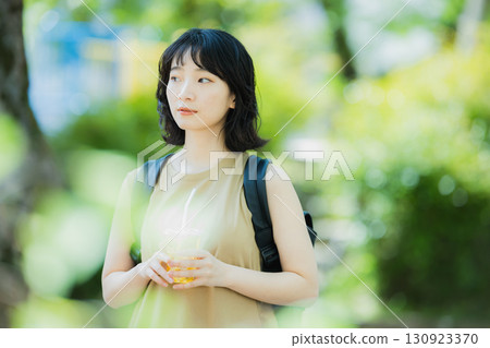 走在綠色的婦女 走在綠色的婦女 130923370
