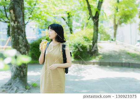 走在綠色的婦女 130923375