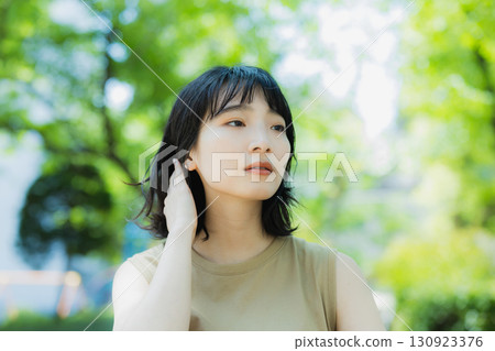 走在綠色的婦女 130923376