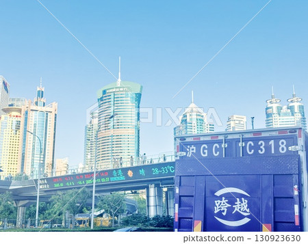 上海浦東的高樓大樓與股票展示牌 130923630