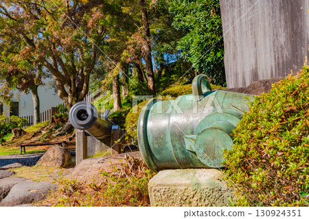 靜岡縣韭山反射爐內展出的大砲 130924351