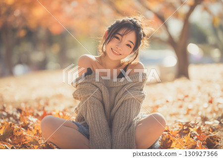 女模特兒的自然肖像和沐浴在柔和夕陽下的秋日森林 130927366