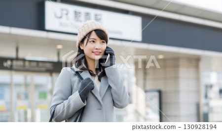 在車站和城鎮消磨時光的女性肖像 在車站和城鎮消磨時光的女性肖像 130928194