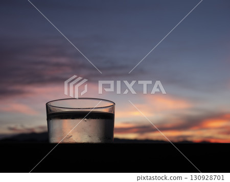 Sake in the evening, swaying under crimson clouds 130928701