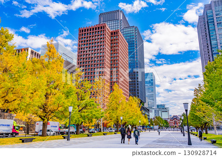 （東京）Wadakura Gate的銀杏樹秋葉 130928714