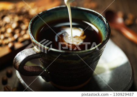 鮮奶油倒入咖啡中 130929487