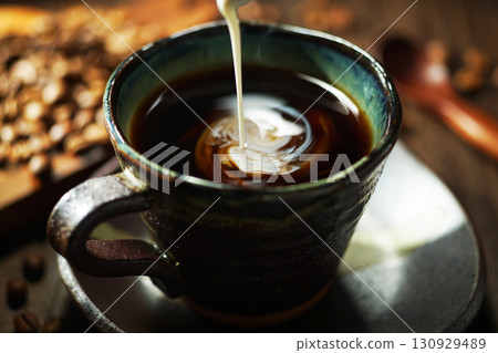 鮮奶油倒入咖啡中 鮮奶油倒入咖啡中 130929489