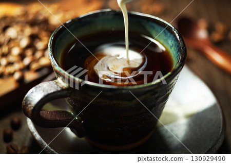 鮮奶油倒入咖啡中 鮮奶油倒入咖啡中 130929490