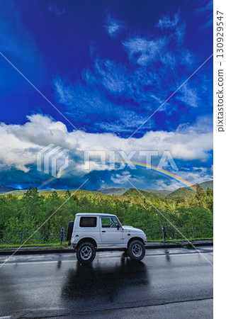 雨後天空的彩虹和一輛越野車 雨後天空的彩虹和一輛越野車 130929547