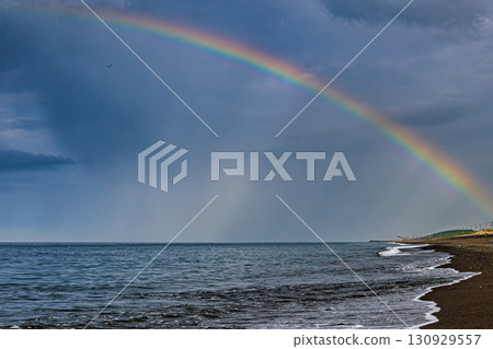 美麗的彩虹為鄂霍次克海和海灘增添色彩 130929557