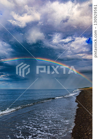 裝飾大海和沙灘的彩虹拱門—鄂霍次克海的絕美景色 130929561