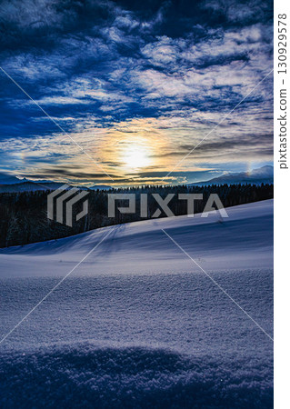 北海道大雪山夢幻般的冬日天空 130929578