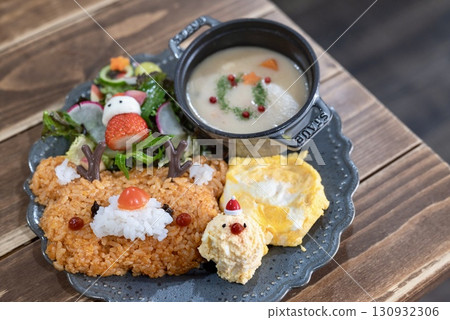 一盤可愛的馴鹿風味雞肉飯和奶油燉菜 130932306