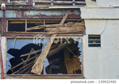一棟破舊的房屋。建築的外觀象徵著空屋的問題。 一棟破舊的房屋。建築的外觀象徵著空屋的問題。 130932480