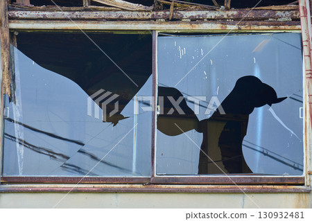 一棟破舊的房屋。建築的外觀象徵著空屋的問題。 一棟破舊的房屋。建築的外觀象徵著空屋的問題。 130932481