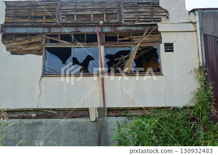 一棟破舊的房屋。建築的外觀象徵著空屋的問題。 130932483
