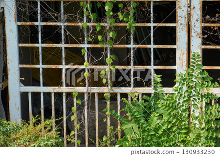 一棟破舊的房屋。建築的外觀象徵著空屋的問題。 130933230