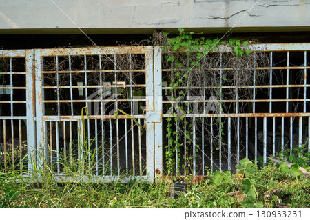 一棟破舊的房屋。建築的外觀象徵著空屋的問題。 130933231