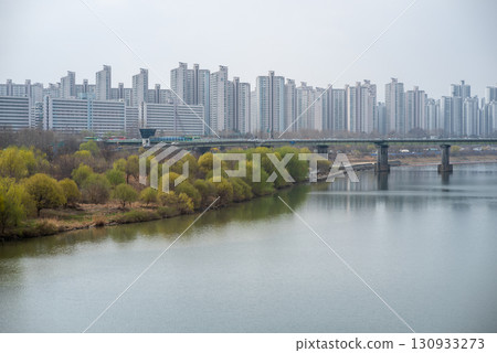 Smog pollution and yellow dust covering cityscape of Seoul, capital of South Korea 130933273