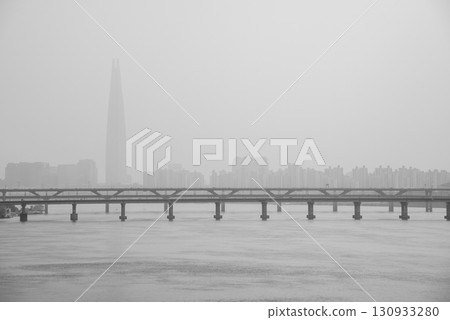 Smog pollution and yellow dust covering cityscape of Seoul, capital of South Korea 130933280