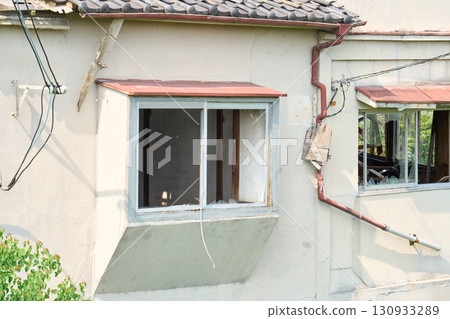 A dilapidated house. The exterior of the building symbolizes the problem of vacant houses. A dilapidated house. The exterior of the building symbolizes the problem of vacant houses. 130933289