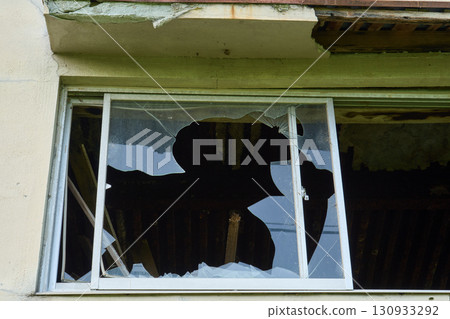 一棟破舊的房屋。建築的外觀象徵著空屋的問題。 130933292