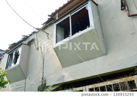 一棟破舊的房屋。建築的外觀象徵著空屋的問題。 130933293